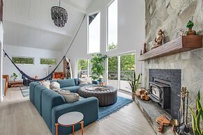 Walk to Lake Arrowhead: Peaceful Mountain Retreat!