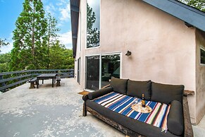 Walk to Lake Arrowhead: Peaceful Mountain Retreat!