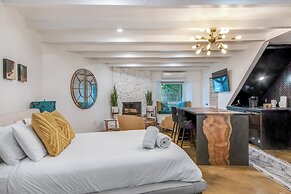 Walk to Lake Arrowhead: Peaceful Mountain Retreat!