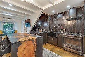 Walk to Lake Arrowhead: Peaceful Mountain Retreat!