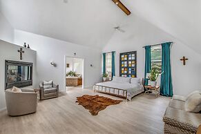 Walk to Lake Arrowhead: Peaceful Mountain Retreat!