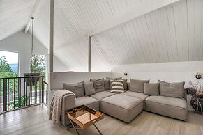 Walk to Lake Arrowhead: Peaceful Mountain Retreat!