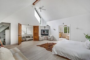 Walk to Lake Arrowhead: Peaceful Mountain Retreat!