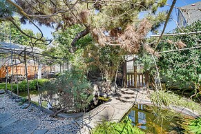 6 Blocks to Sjsu: Cozy Bungalow w/ Deck & Koi Pond