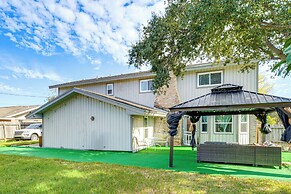 9 Mi to Dtwn: Spacious Retreat in Corpus Christi!