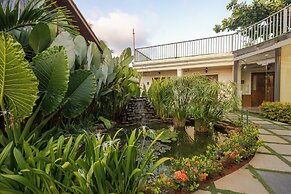 Foxoso Aaristo Baga Beach Resort