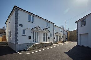 2022 Modern Home In Central Hayle With Parking