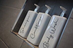 2022 Modern Home In Central Hayle With Parking