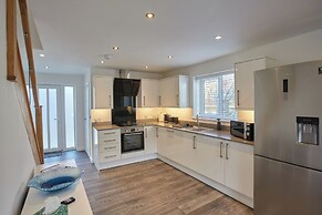 2022 Modern Home In Central Hayle With Parking