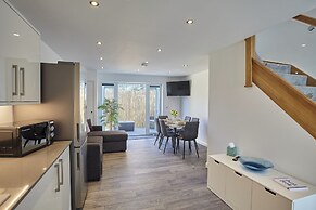 2022 Modern Home In Central Hayle With Parking