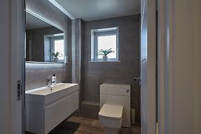 2022 Modern Home In Central Hayle With Parking