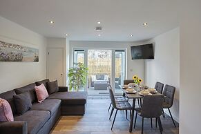 2022 Modern Home In Central Hayle With Parking