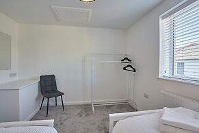 2022 Modern Home In Central Hayle With Parking