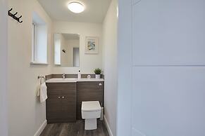 2022 Modern Home In Central Hayle With Parking