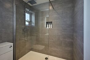 2022 Modern Home In Central Hayle With Parking