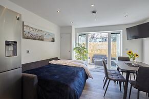 2022 Modern Home In Central Hayle With Parking