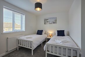 2022 Modern Home In Central Hayle With Parking