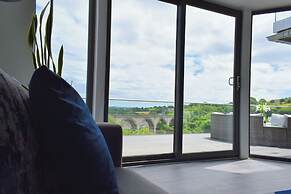 New Panoramic Riverview Apartment With Ev Plug