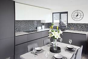 New Panoramic Riverview Apartment With Ev Plug