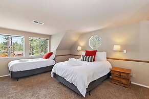 Eagle's Nest Cabin Pool Table Near Lake