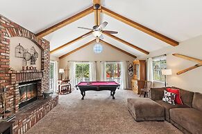 Eagle's Nest Cabin Pool Table Near Lake