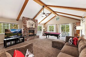 Eagle's Nest Cabin Pool Table Near Lake