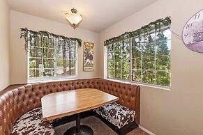 Eagle's Nest Cabin Pool Table Near Lake