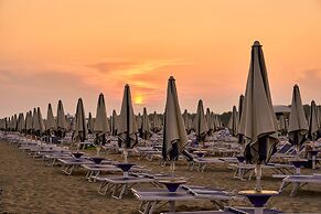 Cozy Flat With Lateral sea View in Bibione