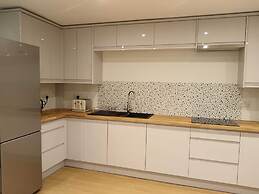 Stunning 4 BR Townhouse for 9