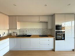 Stunning 4 BR Townhouse for 9