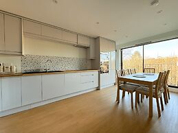 Stunning 4 BR Townhouse for 9