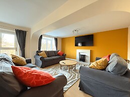 Stunning 4 BR Townhouse for 9