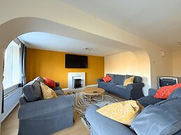 Stunning 4 BR Townhouse for 9