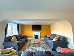 Stunning 4 BR Townhouse for 9