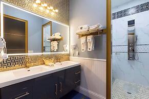 Luxury Mansion w Pool Sleeps 60