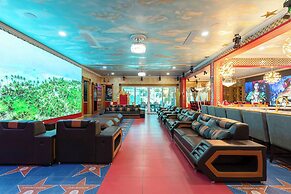 Luxury Mansion w Pool Sleeps 60