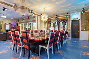 Luxury Mansion w Pool Sleeps 60