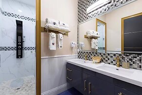 Luxury Mansion w Pool Sleeps 60