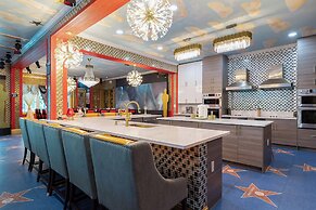 Luxury Mansion w Pool Sleeps 60