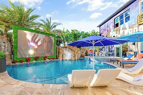 Luxury Mansion w Pool Sleeps 60