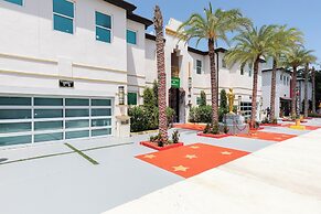 Luxury Mansion w Pool Sleeps 60