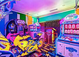 Luxury Mansion w Pool Sleeps 60