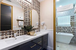 Luxury Mansion w Pool Sleeps 60