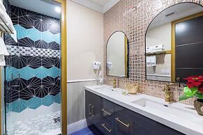 Luxury Mansion w Pool Sleeps 60