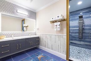 Luxury Mansion w Pool Sleeps 60