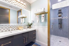 Luxury Mansion w Pool Sleeps 60