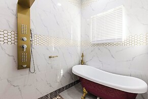 Luxury Mansion w Pool Sleeps 60