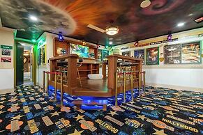 Luxury Mansion w Pool Sleeps 60