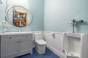 Luxury Mansion w Pool Sleeps 60