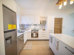Caribbean Breeze - 2BR Apartment Close to Beach!